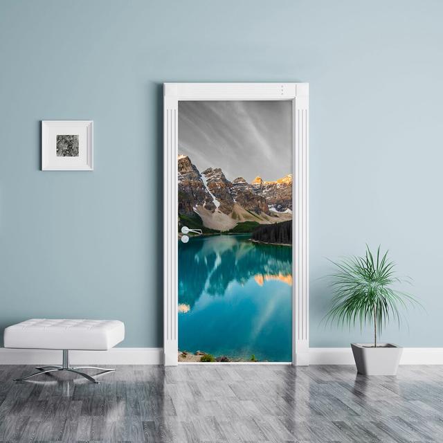 Türaufkleber Prachtvoller Moraine Lake in Canada East Urban Home on Productcaster.