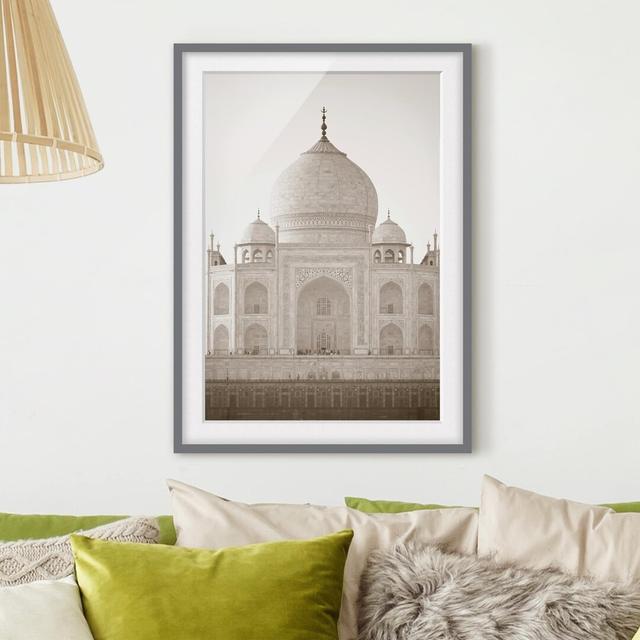 Gerahmtes Papierbild Taj Mahal East Urban Home Rahmenoptionen: Mattes Grau, Größe: 70 cm H x 50 cm B on Productcaster.