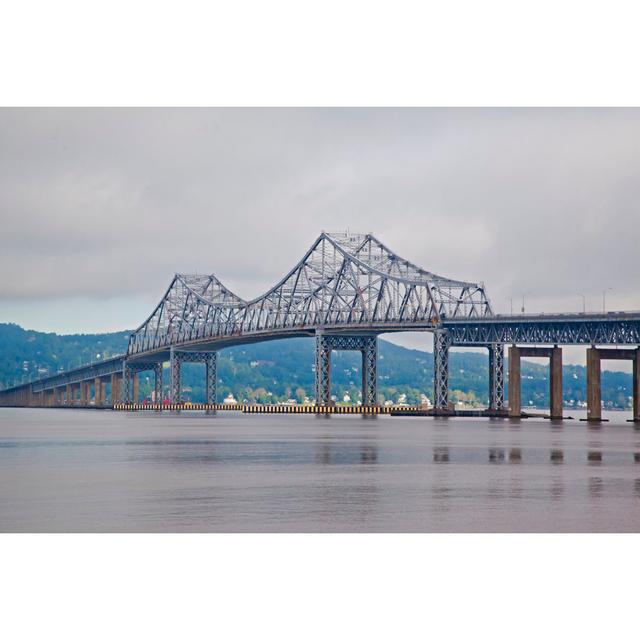 Tappan Zee Bridge - Leinwanddrucke auf Leinwand 17 Stories Größe: 80 cm H x 120 cm B x 1,8 cm T on Productcaster.