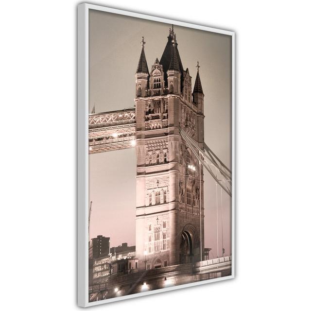 Gerahmter Fotodruck Symbol of London 17 Stories Größe: 60 cm H x 40 cm B x 2 cm T, Rahmenart: Goldener Rahmen on Productcaster.