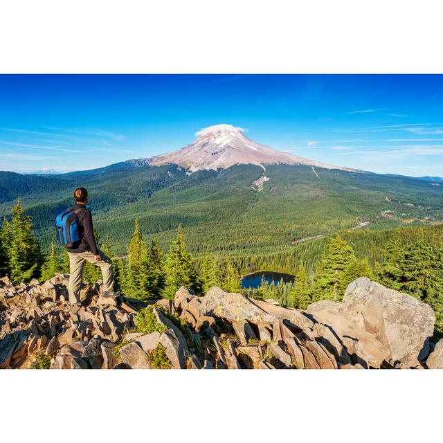 Wanderer Im Mount Hood National Forest Oregon USA von Benedek - Druck auf Leinwand ohne Rahmen Alpen Home Größe: 50 cm H x 75 cm B on Productcaster.