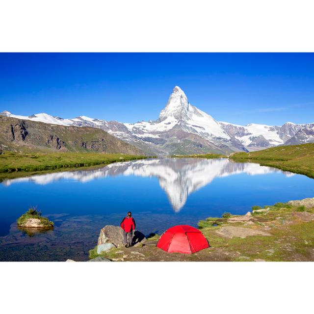 Bergcamping bei Sonnenschein Alpen Home Größe: 30 cm H x 20 cm B on Productcaster.