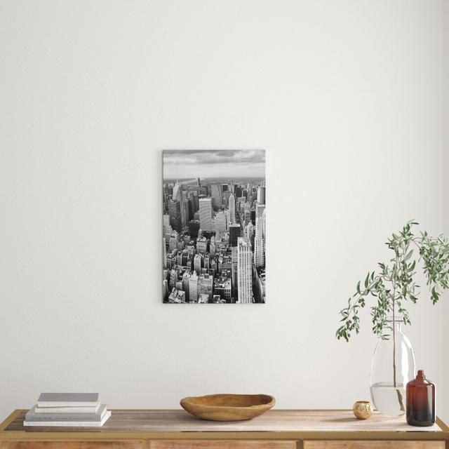 Leinwandbild New York Skyline, Fotodruck East Urban Home Größe: 100 cm H x 70 cm B on Productcaster.