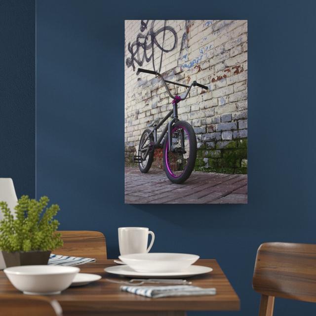 Leinwandbild „Fahrrad vor Graffitiwand“, Fotodruck East Urban Home Größe: 60 cm H x 40 cm B on Productcaster.