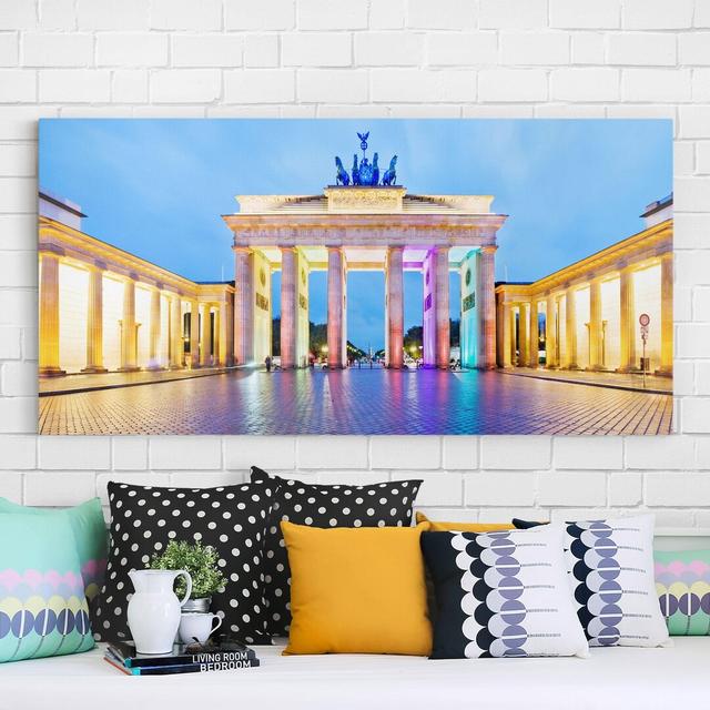 Leinwandbild Erleuchtetes Brandenburger Tor Ebern Designs Format: Recycelte Leinwand 330g/m², Größe: 40cm H x 80cm B, Farbe: Blau und Gold on Productcaster.