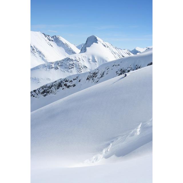 Skifahren auf einem Gletscher - Leinwandbild House of Hampton Größe: 120 cm H x 80 cm B on Productcaster.