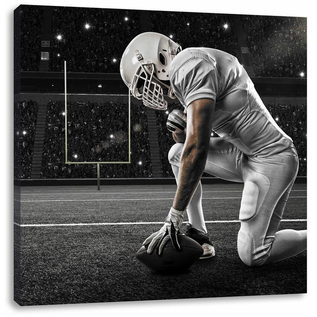 Leinwandbild Knieender Football-Spieler East Urban Home Größe: 60 cm H x 60 cm B on Productcaster.