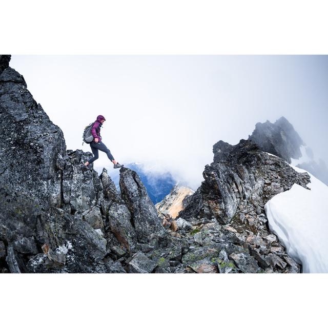 Gesunde glückliche Frau beim Wandern Alpen Home Größe: 80 cm H x 120 cm B on Productcaster.