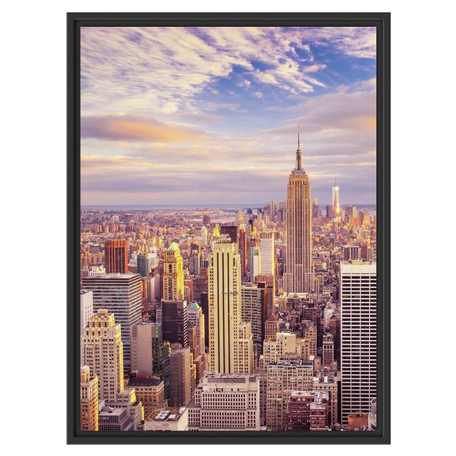 Gerahmtes Wandbild Skyline New York Sonnenuntergang East Urban Home Größe: 80 cm H x 60 cm B on Productcaster.