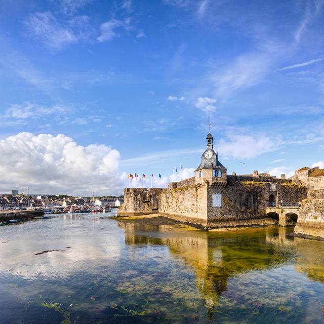 Concarneau Altstadt - Drucken ModernMoments Größe: 40 cm H x 40 cm B x 1,8 cm T on Productcaster.