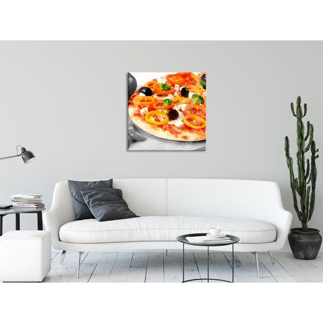 Glasbild Pizza mit Oliven und Hirtenkäse Brayden Studio Größe: 50 cm H x 50 cm B x 0,4 cm T, Farbe: Orange/Grau on Productcaster.