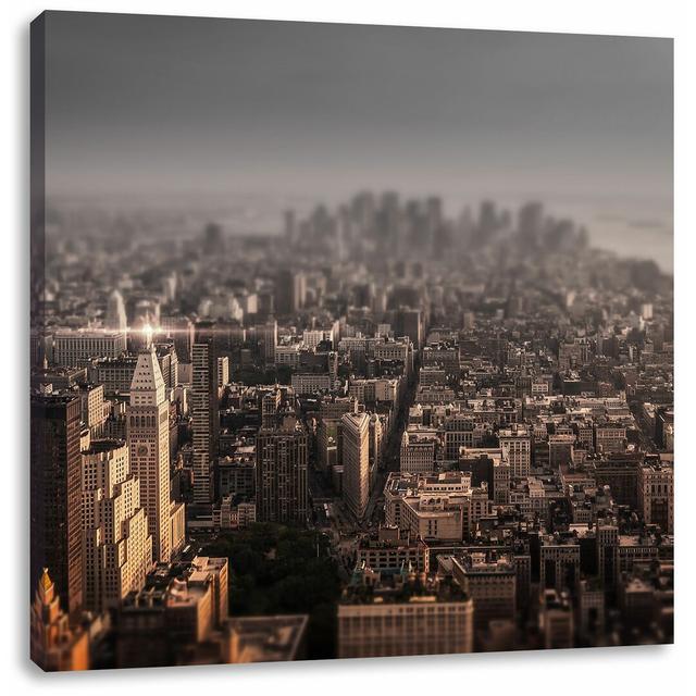 Leinwandbild New York City at Sunset East Urban Home Farbe: Grau/Braun, Größe: 40 cm H x 40 cm B x 1,8 cm T on Productcaster.