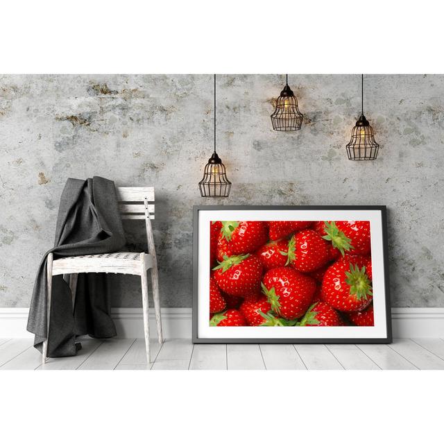 Gerahmtes Poster Leckere frische Erdbeeren East Urban Home Größe: 70 cm H x 100 cm B on Productcaster.