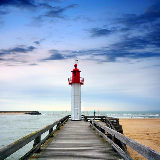 Trouville-Sur-Mer Leuchtturm, Frankreich von Alxpin - Kunstdrucke ohne Rahmen auf Leinwand Küstenhaus Größe: 20 cm H x 20 cm B on Productcaster.