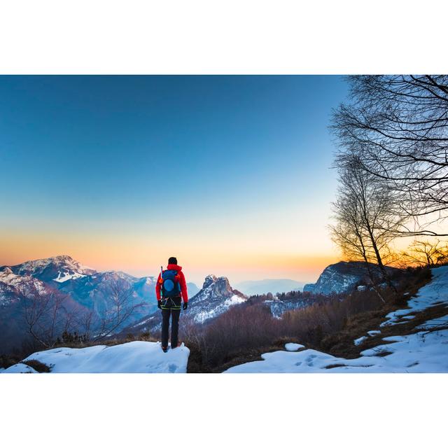 Wanderer mit Blick auf die Berge bei Sonnenaufgang von Deimagine - Ohne Rahmen auf Leinwand drucken Alpen Home Größe: 50cm x 75cm B on Productcaster.