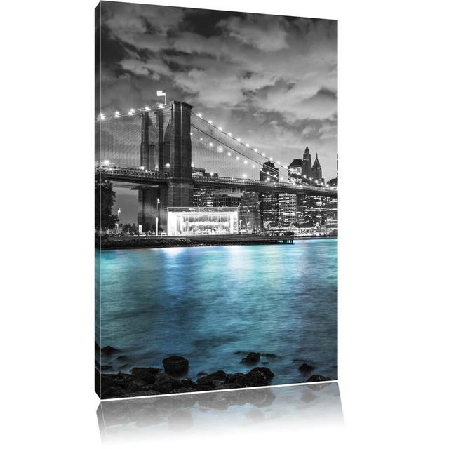 Leinwandbild New York Skyline am Abend East Urban Home Größe: 60 cm H x 40 cm B on Productcaster.