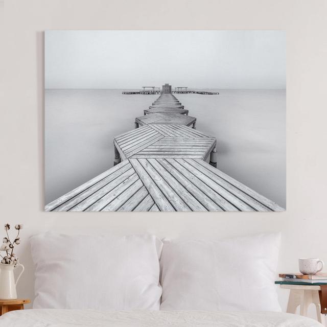 Leinwandbild - Hölzerner Pier Und Schwarz-Weiß Haus am Meer on Productcaster.