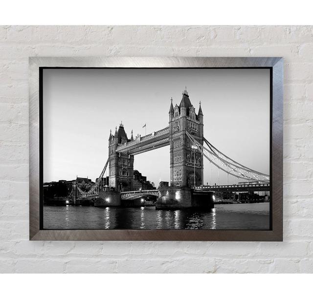 Tower Bridge Abend - Einzelner Bilderrahmen Kunstdrucke Bright Star Größe: 42cm H x 59,7cm B on Productcaster.