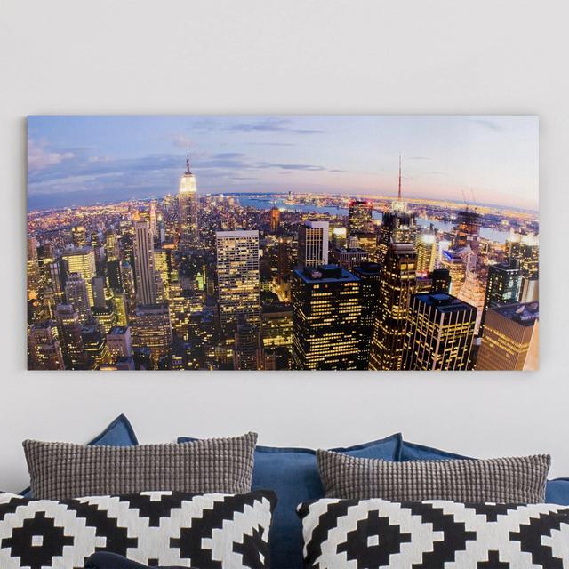 Leinwandbild New York Skyline bei Nacht Ebern Designs Größe: 30 cm H x 60cm B on Productcaster.