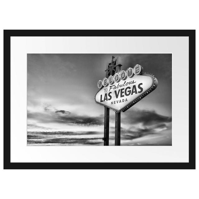 Gerahmtes Poster Las Vegas Schild in der Dämmerung East Urban Home Größe: 40 cm H x 55 cm B on Productcaster.