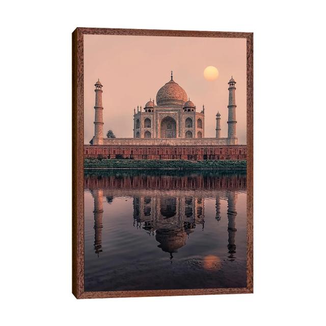 Taj Mahal Sonnenuntergang von Manjik Pictures - Galerie-umwickelte Leinwand Giclée auf Leinwand Rosalind Wheeler Format: Klassischer Schattenfugenrahm on Productcaster.