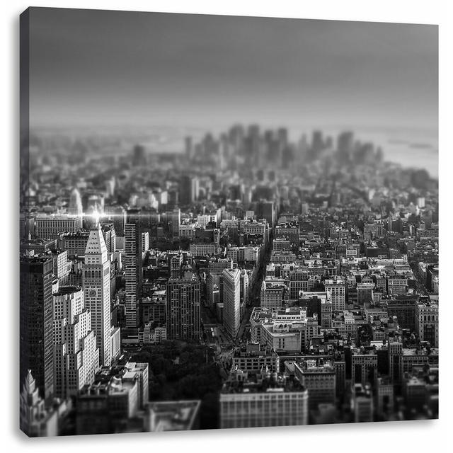 Leinwandbild New York City bei abendrotem Sonnenuntergang East Urban Home Größe: 60 cm H x 60 cm B on Productcaster.