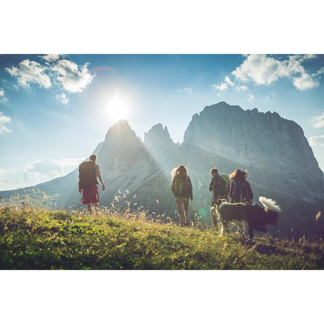 Abenteuer in den Dolomiten mit Hund von Piola666 - Kunstdrucke ohne Rahmen auf Leinwand Alpen Home Größe: 90 cm H x 60 cm B on Productcaster.