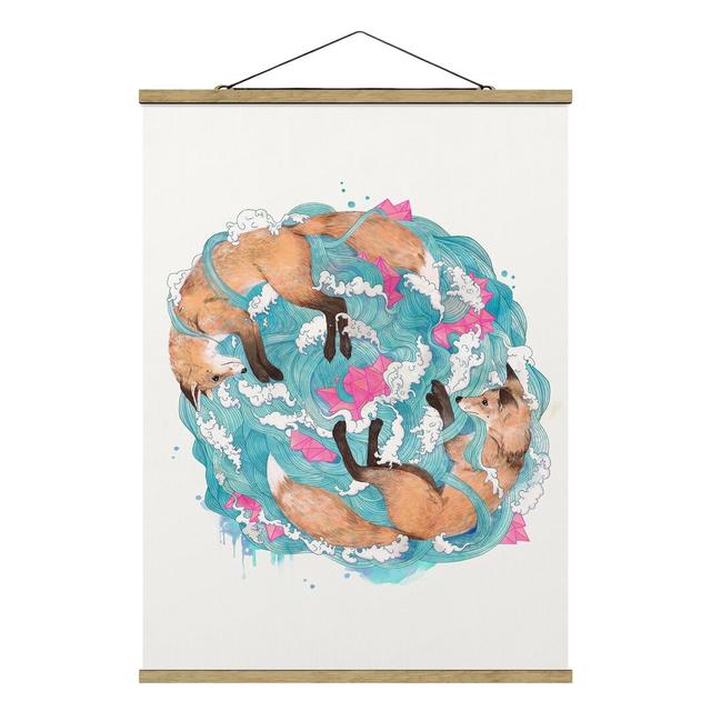 Stoffbild Illustration Foxes and Waves von Laura Graves Harriet Bee Maße: 106,5 cm H x 80 cm B x 0,3 cm T on Productcaster.