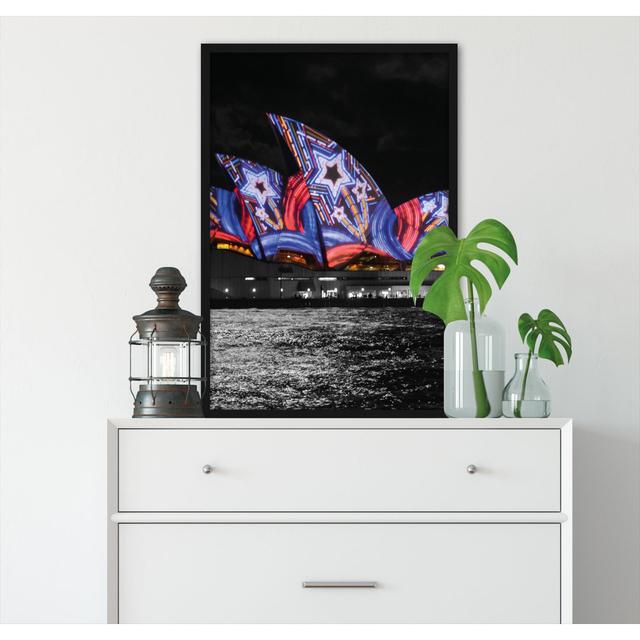 Gerahmter Grafikdruck Sydney Opera House ModernMoments Größe: 55 cm H x 40 cm B x 2.5 cm T on Productcaster.