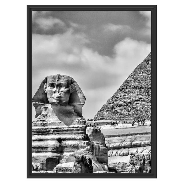 Gerahmtes Wandbild Sphinx von Gizeh mit Pyramide East Urban Home Größe: 80 cm H x 60 cm B on Productcaster.