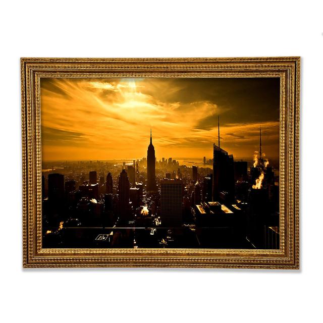 Empire State Building New York City Goldener Sonnenuntergang - Druck Ebern Designs Größe: 29,1 cm H x 42 cm B x 3 cm T on Productcaster.