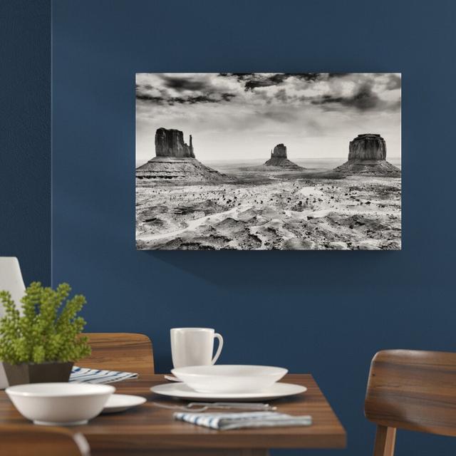 Leinwandbild Monument Valley USA in Monochrome East Urban Home Größe: 40 cm H x 60 cm B on Productcaster.