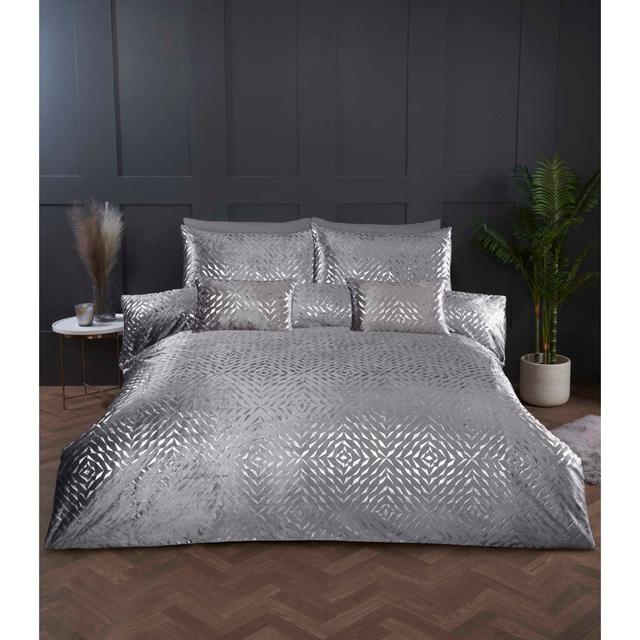 Leventhal Polyester/Cotton Geometric Shapes Duvet Cover with Pillowcases Fairmont Park Colour: Silver, Size: Super King on Productcaster.