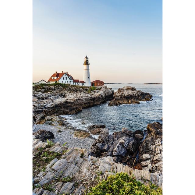 Portland Head Lighthouse, Maine, USA bei Sonnenuntergang von FilippoBacci - Ohne Rahmen auf Leinwand drucken Küstenhaus Größe: 122 cm H x 81 cm B on Productcaster.