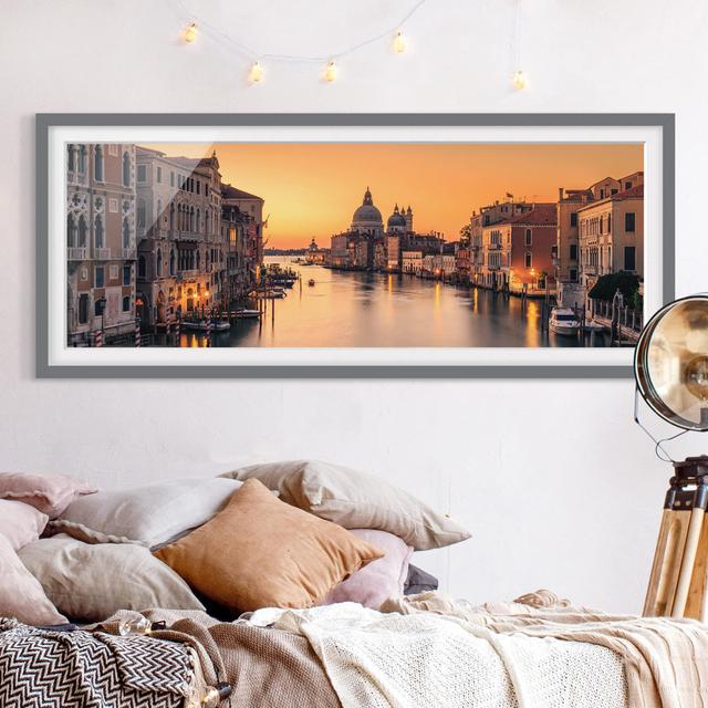 Gerahmtes Poster Golden Venice ModernMoments Rahmenauswahl: Grau, Größe: 20 cm H x 50 cm B on Productcaster.