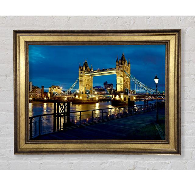 London Tower Bridge Nachtlicht - Einzelner Bilderrahmen Kunstdrucke Brayden Studio Größe: 29,7 cm H x 42 cm B x 8 cm T on Productcaster.