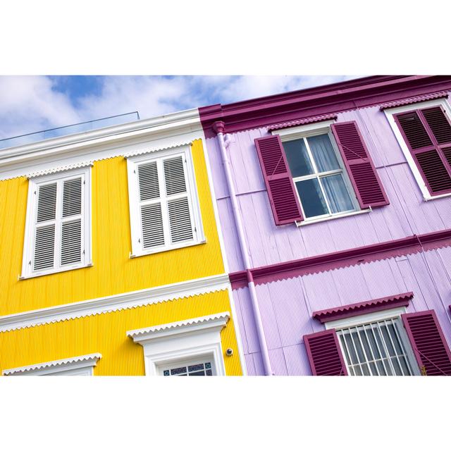 Valparaiso Houses by Solucionfotografica - Druck 17 Stories Größe: 60 cm H x 90 cm B x 1,8 cm T on Productcaster.