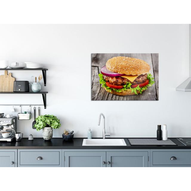 Glasbild Leckerer Cheeseburger Brayden Studio Größe: 70cm H x 100cm B on Productcaster.