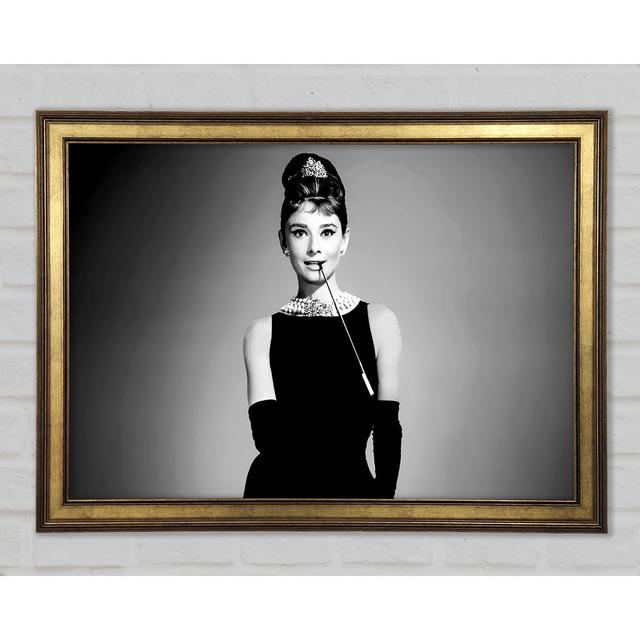 Audrey Hepburn Zigarette Frühstück bei Tiffanys - Druck Brayden Studio Größe: 29,7 cm H x 42 cm B x 1,5 cm T on Productcaster.