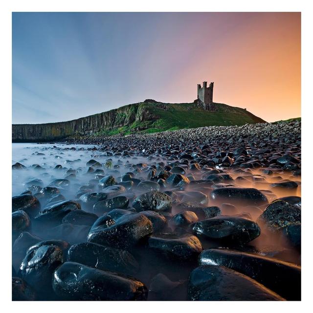 Matt Fototapete Sonnenaufgang mit Nebel bei Dunstanburgh Castle 3,36 m x 336 cm East Urban Home on Productcaster.