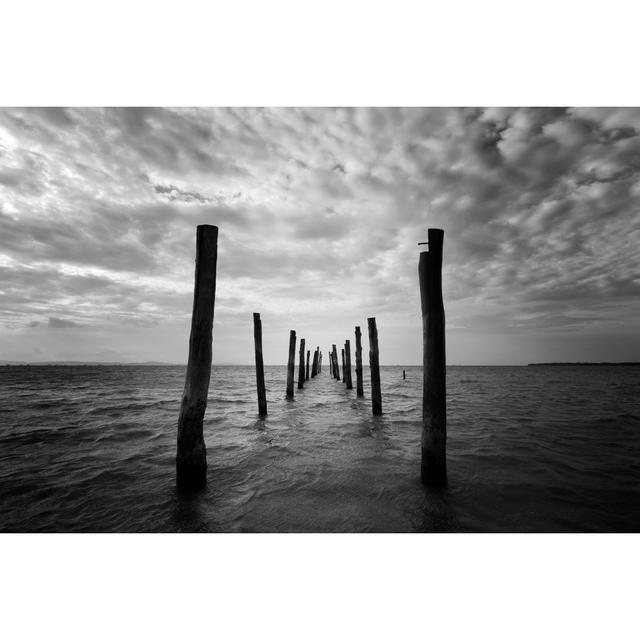 Black And White Seascape_186218677 House of Hampton Size: 81cm H x 122cm W x 3.8cm D on Productcaster.