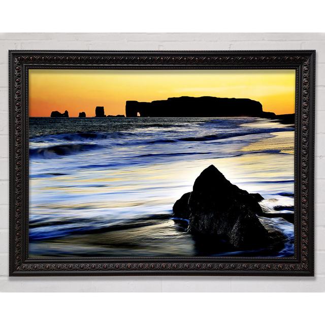 Gerahmtes Leinwandbild Distant Monument Ocean Sunset Happy Larry Größe: 42cm H x 59,7cm B on Productcaster.