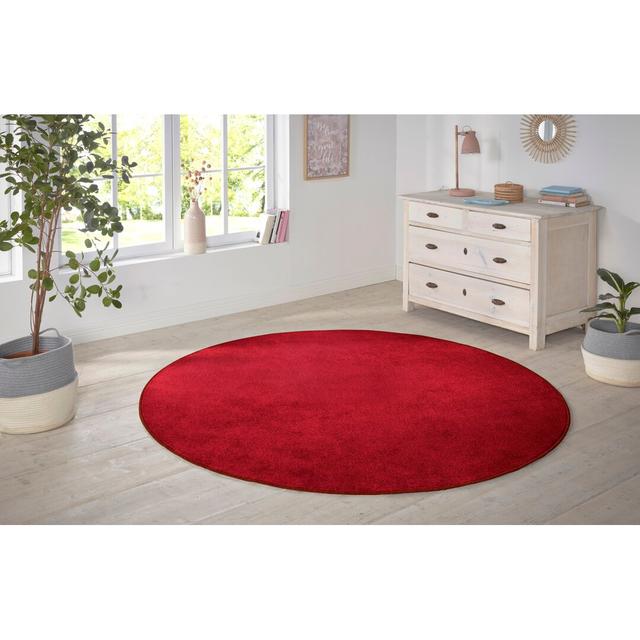 Nasty Teppich Flauschiger Kurzflor Einfarbig für Wohnzimmer, Schlafzimmer - Rot Hanse Home Teppichgröße: Rund 133 cm on Productcaster.