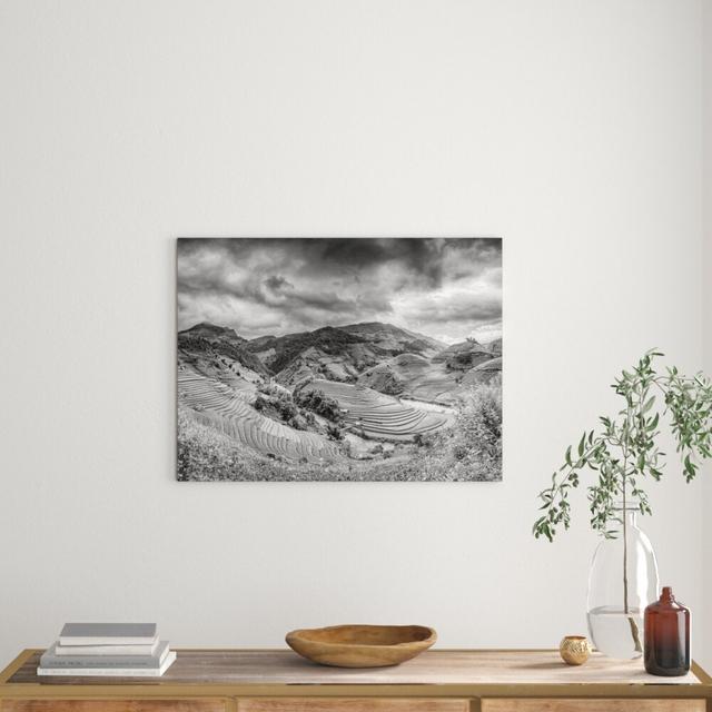 Leinwandbild „Eine Bergfarm in Asien“, Fotodruck East Urban Home Größe: 40 cm H x 60 cm B on Productcaster.