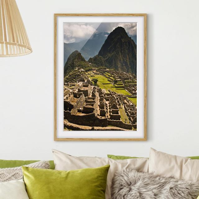 Gerahmter Fotodruck Machu Picchu East Urban Home Größe: 100 cm H x 70 cm B, Rahmenauswahl: Natürliche Eiche on Productcaster.