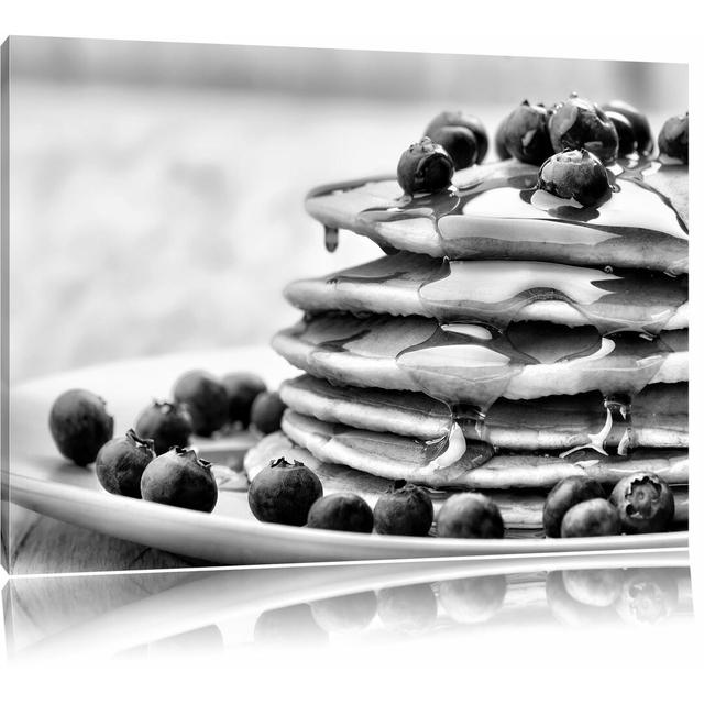 Leinwandbild Pancakes mit Sirup und Blaubeeren in Monochrom East Urban Home Größe: 70 cm H x 100 cm B on Productcaster.