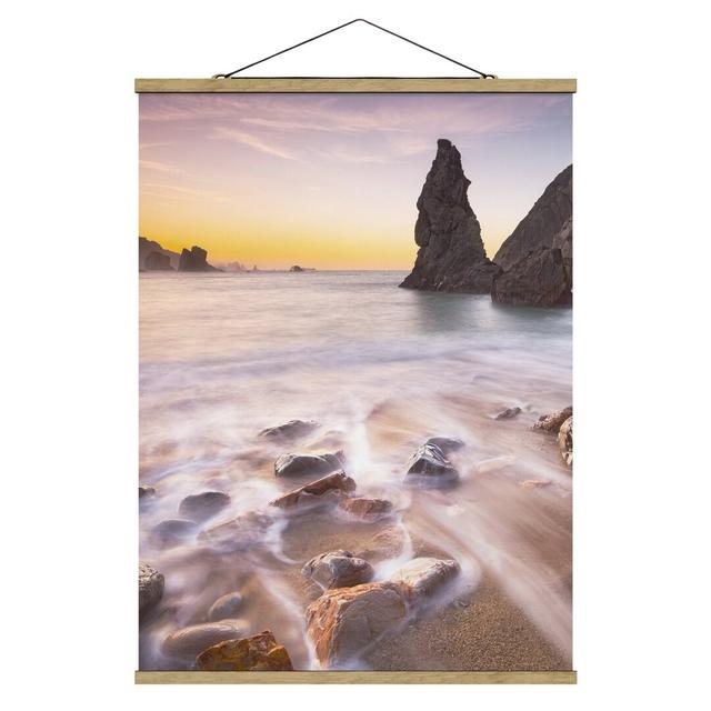 Stoffbild Mit Posterleisten - Spanischer Strand Bei Sonnenaufgang - Hochformat 4:3 Haus am Meer Größe: 106,5 cm H x 80 cm B x 0,3 cm T on Productcaster.