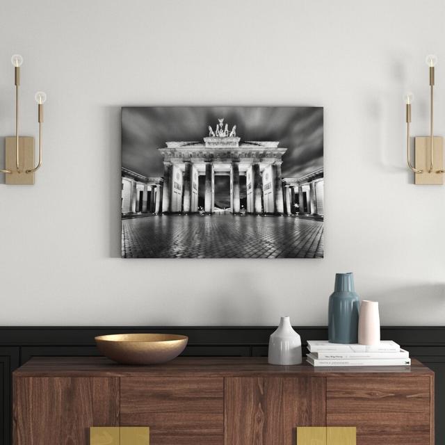 Leinwandbild Hell erleuchtetes Brandenburger Tor in Monochrom East Urban Home Größe: 60 cm H x 80 cm B on Productcaster.