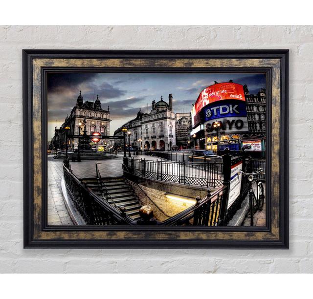 Piccadilly Circus London im Winter - Druck Bright Star Größe: 42 cm H x 59,7 cm B x 8 cm T on Productcaster.