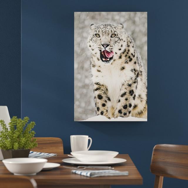 Leinwandbild Leopard im Schnee East Urban Home Größe: 60 cm H x 40 cm B on Productcaster.